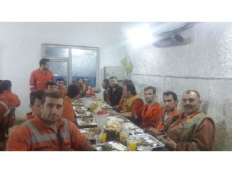 Yerin Metrelerce Altında İftar Açıyorlar