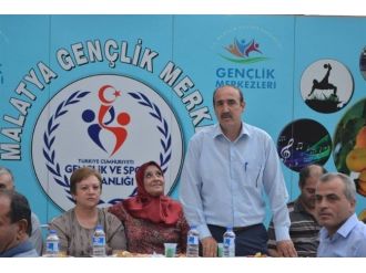 Gençlik Merkezi İftar Yemeği Verdi