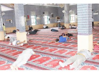 Sıcaktan Bunalan Mardinliler Camilerde Serinliyor