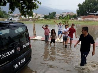 Tıkanan Sulama Kanalları Temizleniyor