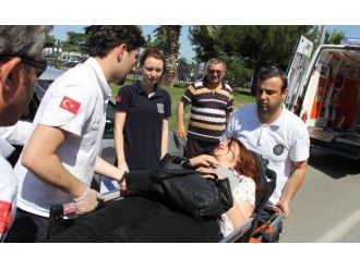 Otomobilin Çarptığı Genç Kız Hastanelik Oldu