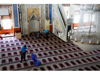 Erdemli Belediyesi’nden Cami Temizliği