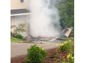 Abd’de Uçak Evin Çatısına Düştü: 3 Ölü