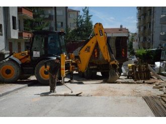İletişim Ve Doğalgaz Şirketlerinin Açtığı Çukurlara Belediye Yama Çalışması Yapıyor