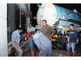 Belediye Yağışlar Nedeni Oluşan Çamur Ve Suları Temizledi