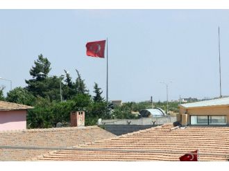 Karkamış’ta Işid Bayrağıyla Türk Bayrağı Karşı Karşıya Dalgalınyor