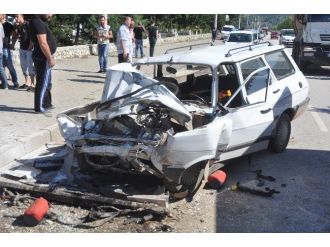 Otomobil İş Makinesine Çarptı: 3 Yaralı