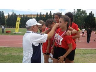 Eskişehir Büyükşehir Belediyesi Küçükler Atletizm Takımı Madalyalarla Döndü