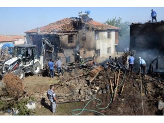 Arguvan’da 4 Ev Yandı