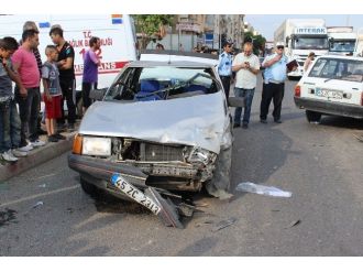 Kavşakta İki Araç Kafa Kafaya Çarpıştı: 4 Yaralı