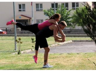 Rus Çiftten Çimler Üzerinde Artistik Buz Pateni Antrenmanı