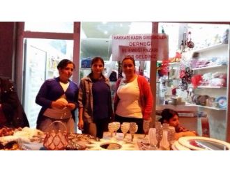 Hakkari Kadın Girişimciler Derneği Üyeleri El Emeği Pazarı Kurdu!