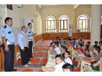 Hem Kur’an Hem De Trafik Kurallarını Öğreniyorlar