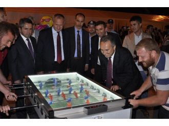 Vali Fidan Ramazan Sokağında Langırt Oynadı