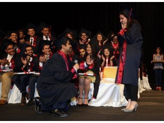 Mezuniyet Töreninde Evlenme Teklifi