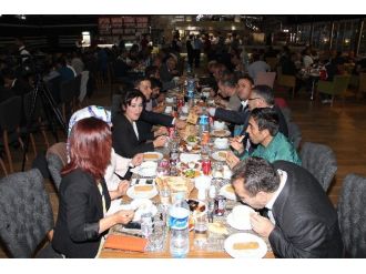 Hizmet İş Sendikası Üyelerine İftar Yemeği Verdi