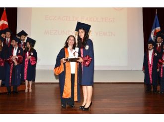 Eczacılık Fakültesi’nde Mezuniyet Heyecanı
