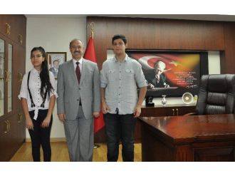 Muş Valisi, Teog Sınavında Türkiye Birincisi Olan Öğrencileri Tebrik Etti