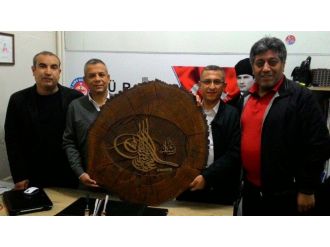 Opr. Dr. Kayıhan Çağlar’dan Türkav Başkanı Hasan Sezer’e ’Osmanlı Tuğrası’