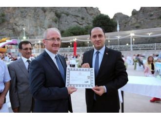 Vali Çomaktekin’den Eğitimcilere Başarı Belgesi