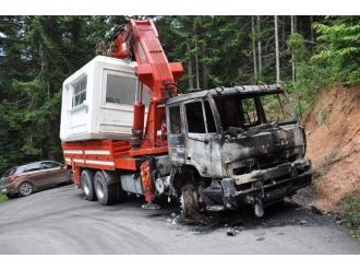 Artvin’de Maden Sahasına Konteyner Götürürken Yolda Arızalanan Kamyon Yakıldı