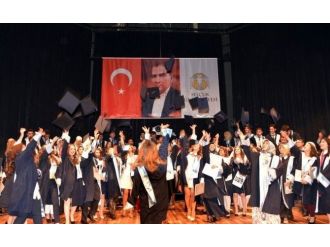 Sü Diş Hekimlerinin Mezuniyet Sevinci