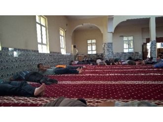 Silopi’de Oruçlu Vatandaşlar Camilerde Dinleniyor