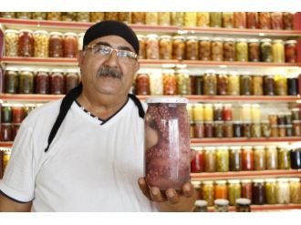 Ahtapot, Yumurta Ve Çam Kozalağının Turşusunu Yaptı