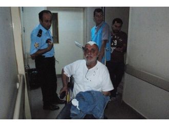 Borç İsteyen Arkadaşını Keserle Yaraladı