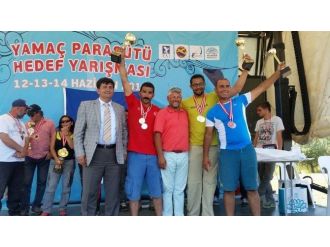 Oltulu Ali Çakır Dünyaya Paraşut Açıyor