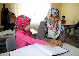 Kur’an-ı Kerim’i Dokunarak Öğreniyorlar