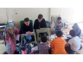 Çocuklara Gönüllü Olarak Kur’an-ı Kerim Öğretiyorlar