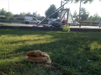 Otomobil Otobüs Durağına Daldı