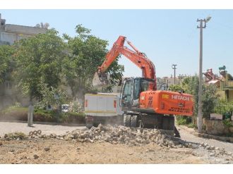 Kuşadası’nda Yol Ve Kaldırım Çalışmaları Sürüyor
