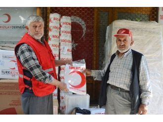 Evi Yanan Aileye Kızılay’dan Yardım
