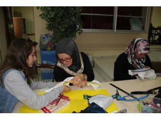 Kadınlar Hem Meslek Öğreniyorlar, Hem El Becerilerini Geliştiriyorlar