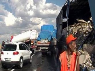 Tekeri Patlayan Tır’a Tanker Çarptı: 2 Yaralı