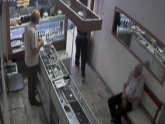 Bileziğini Çaldığı Kuyumcuya El Salladı