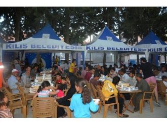 Belediyenin Kurduğu İftar Çadırlarında Yemek Dağıtımı