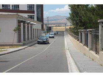 Acil Giriş Ve Çıkış Yolları Otopark Gibi