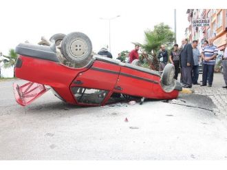 Kamyonet İle Otomobil Çarpıştı: 3 Yaralı