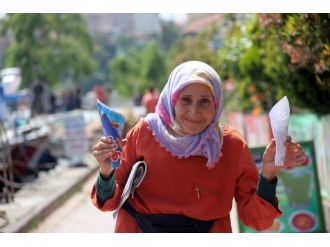 Engelli Kadın Çekirdek Satarak 4 Yetime Bakıyor