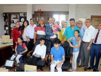 Engelli Öğrencilere Tabletleri Dağıtıldı