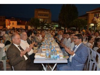 Şehzadeler’den Karaağaçlı’da İftar Sofrası