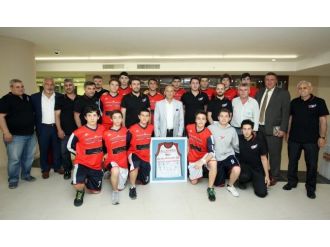 Basketbolun Şampiyonlarından Başkan Altınok Öz’e Ziyaret
