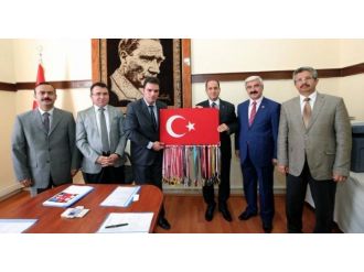 Vali Çomaktekin Demir Bilek Ömer’i Kutladı