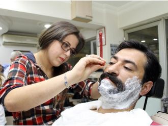 Kadınların Kaprislerinden Sıkılan İki Genç Kız, Erkek Berberi Oldu