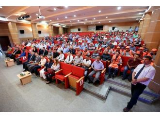 Bolu Belediyesi Personeline Gıda Kolisi Dağıttı