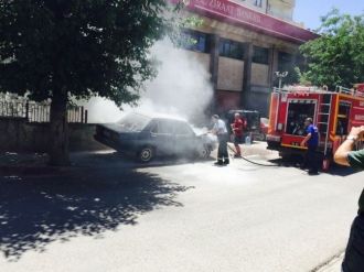 Siirt’te Park Halindeki Bir Otomobil Yandı