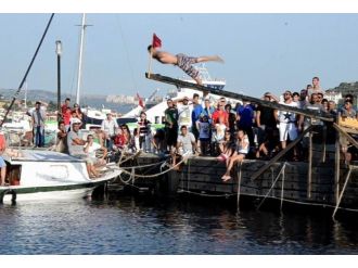 Erdek’te Yağlı Direğin Bayrağını Yine Aynı Kişi Aldı